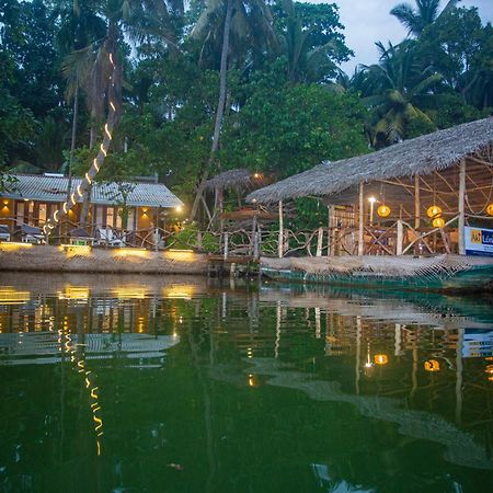 Aki Luna Lagoon Resort Hikkaduwa Esterno foto