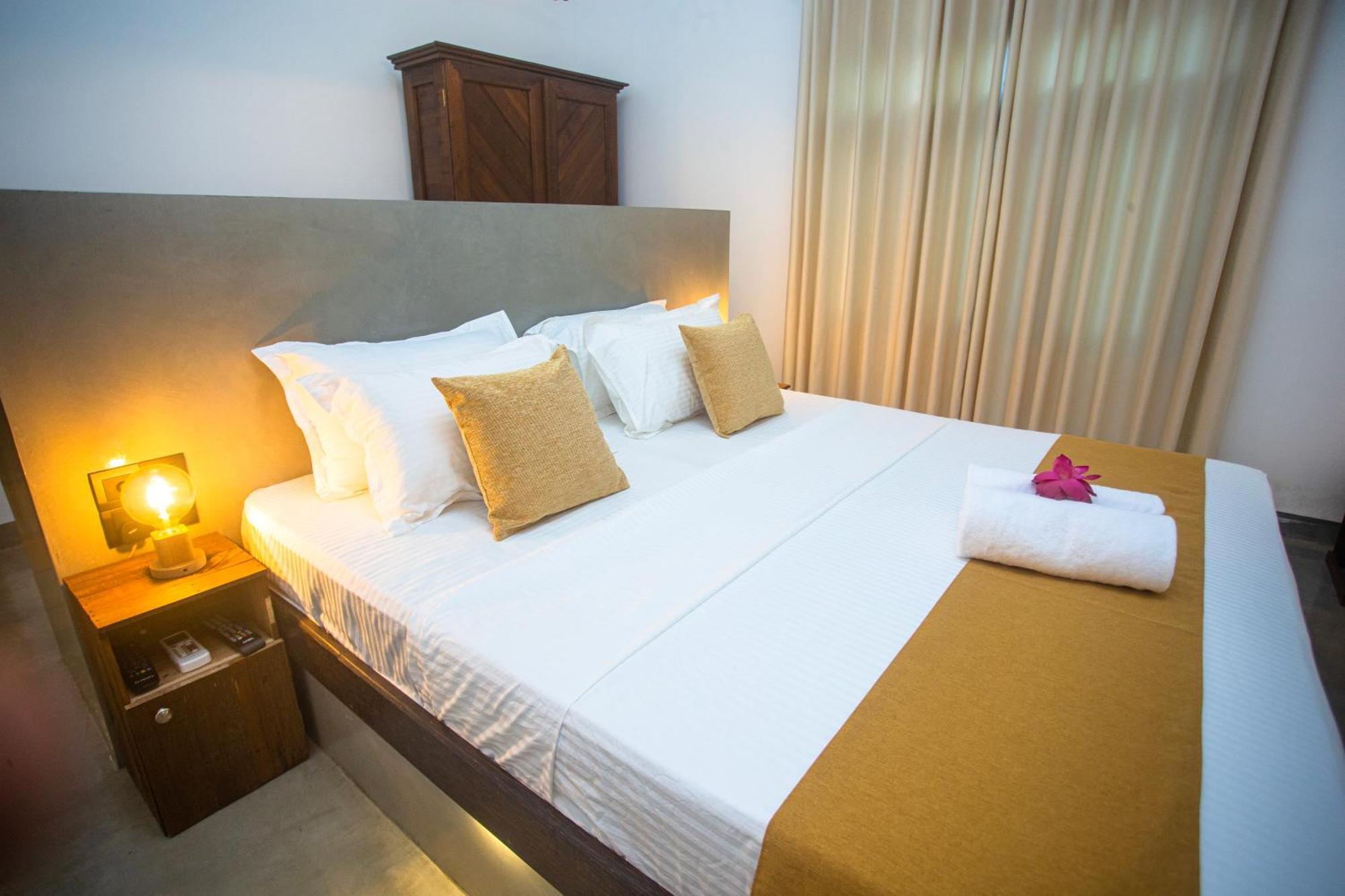 Aki Luna Lagoon Resort Hikkaduwa Esterno foto