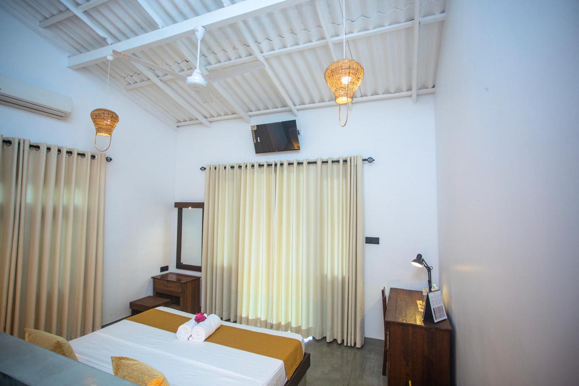 Aki Luna Lagoon Resort Hikkaduwa Esterno foto