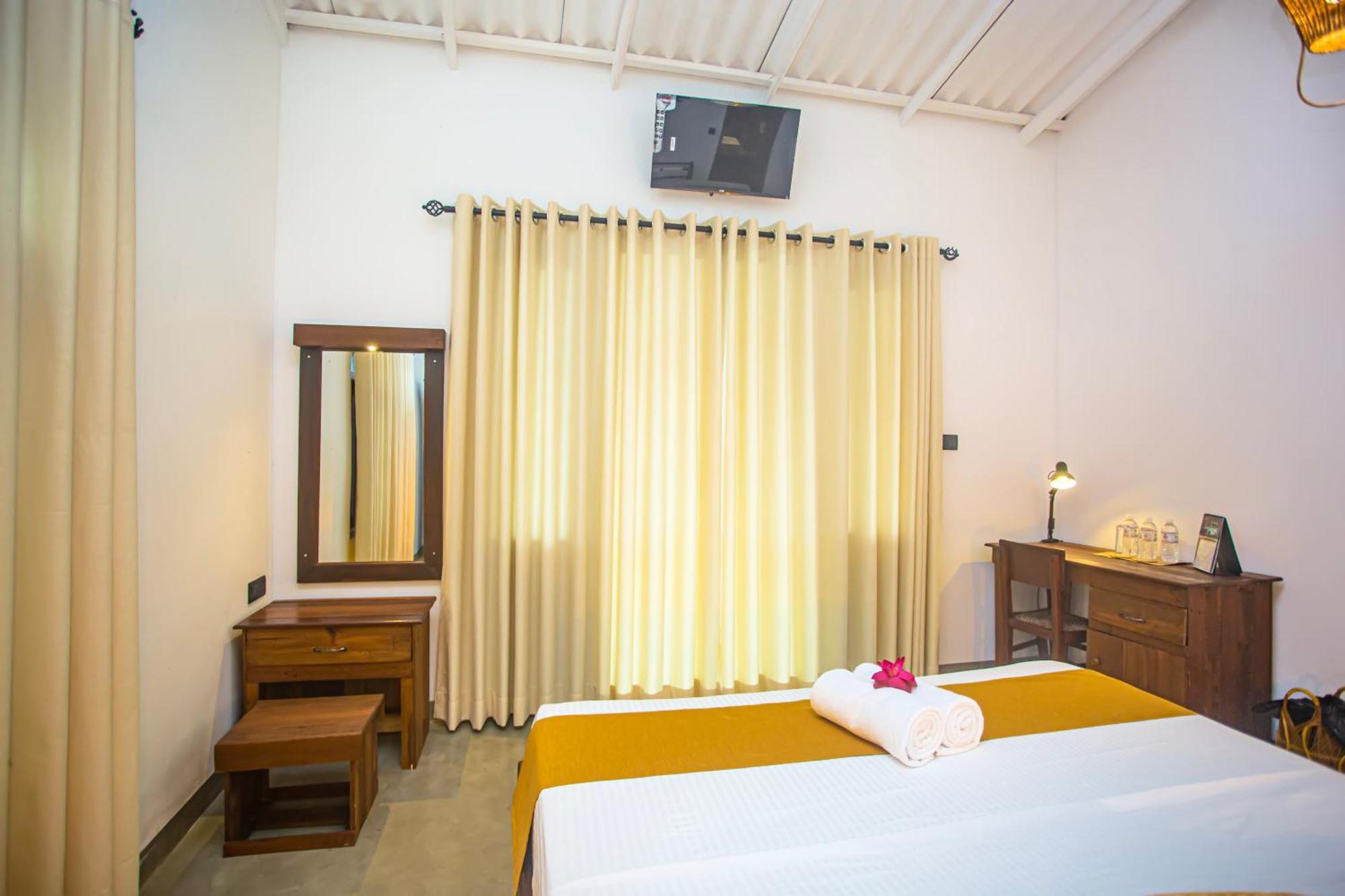 Aki Luna Lagoon Resort Hikkaduwa Esterno foto