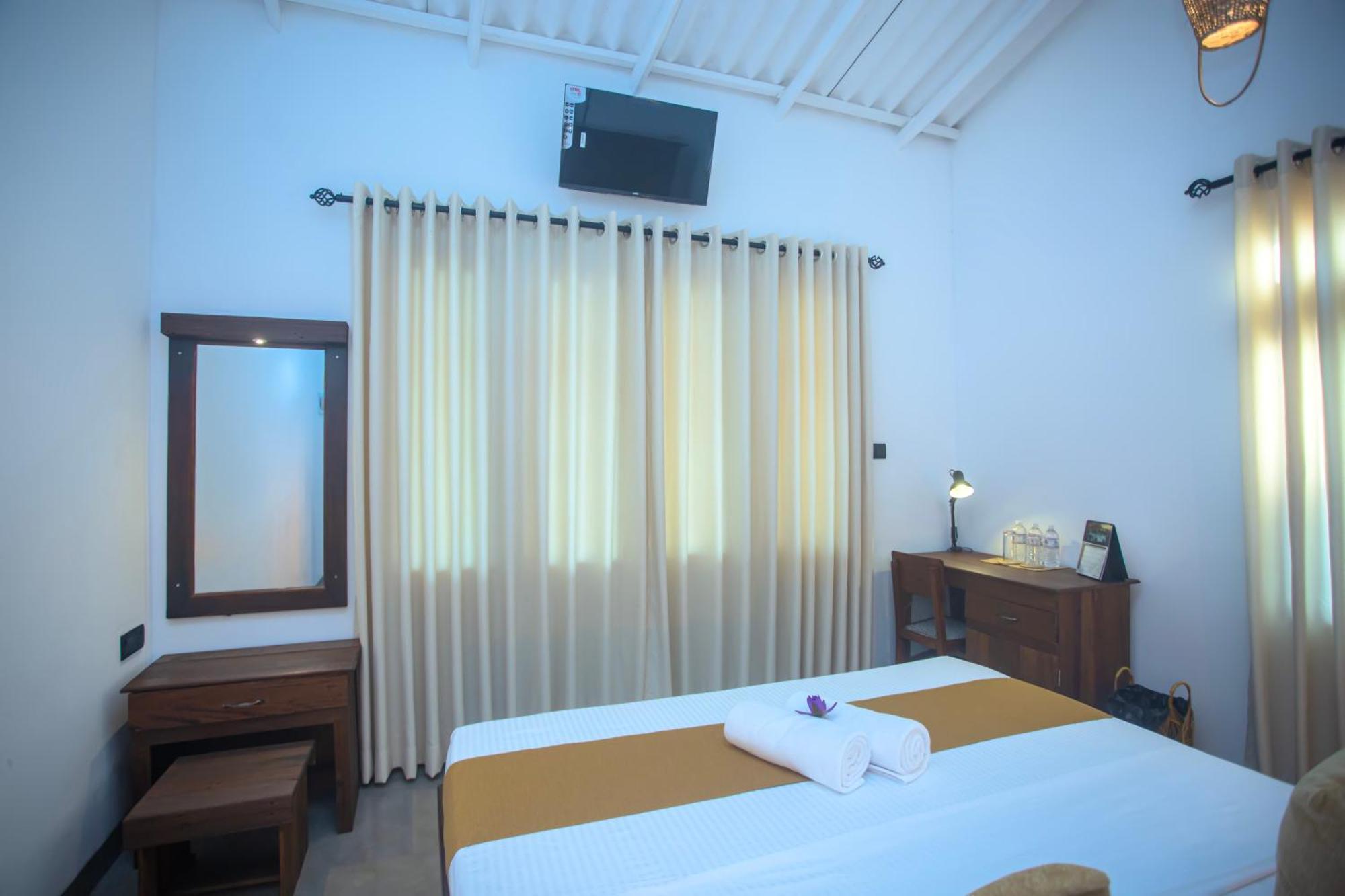 Aki Luna Lagoon Resort Hikkaduwa Esterno foto