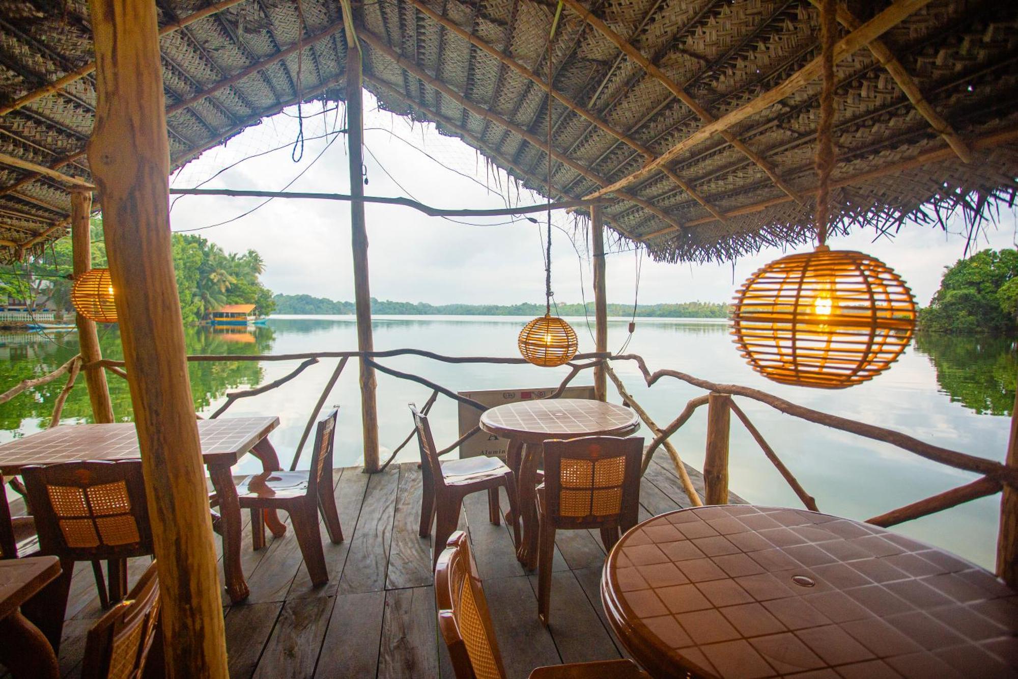 Aki Luna Lagoon Resort Hikkaduwa Esterno foto