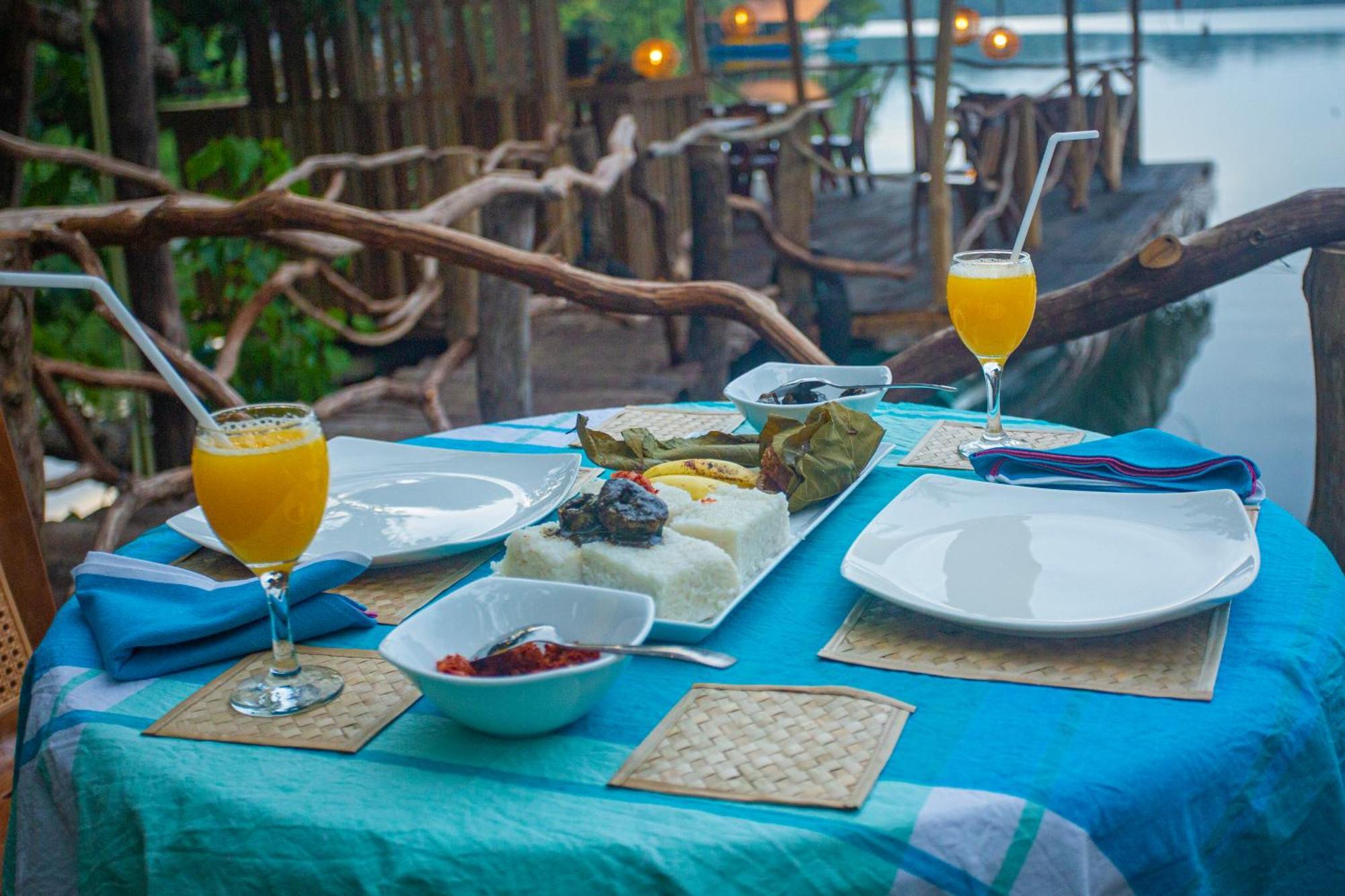 Aki Luna Lagoon Resort Hikkaduwa Esterno foto